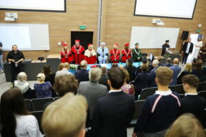 04.10.2024. Kielce. Studenci Wydziału Lekarskiego Collegium Medicum Uniwersytetu Jana Kochanowskiego w Kielcach zainaugurowali nowy rok akademicki / Fot. Wiktor Taszłow – Radio Kielce