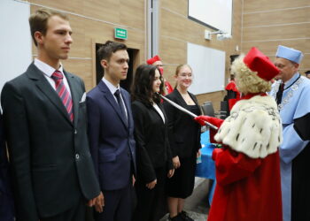 04.10.2024. Kielce. Studenci Wydziału Lekarskiego Collegium Medicum Uniwersytetu Jana Kochanowskiego w Kielcach zainaugurowali nowy rok akademicki / Fot. Wiktor Taszłow – Radio Kielce