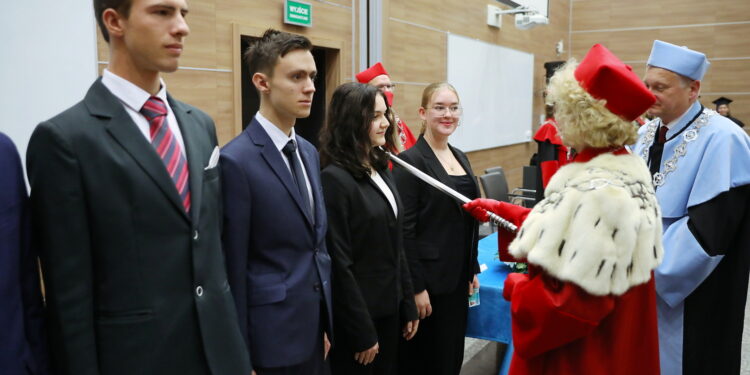 04.10.2024. Kielce. Studenci Wydziału Lekarskiego Collegium Medicum Uniwersytetu Jana Kochanowskiego w Kielcach zainaugurowali nowy rok akademicki / Fot. Wiktor Taszłow – Radio Kielce