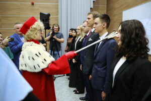 04.10.2024. Kielce. Studenci Wydziału Lekarskiego Collegium Medicum Uniwersytetu Jana Kochanowskiego w Kielcach zainaugurowali nowy rok akademicki / Fot. Wiktor Taszłow – Radio Kielce