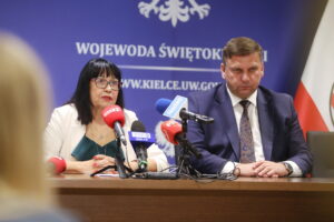 07.10.20204. Kielce. Konferencja inspektorów nadzoru budowlanego z regionu świętokrzyskiego. Na zdjęciu (od lewej): Elżbieta Płaza - naczelnik Wydziału Orzecznictwa Administracyjnego Wojewódzkiego Inspektoratu Budownictwa w Kielcach i Michał Skotnicki - wicewojewoda świętokrzyski / Fot. Wiktor Taszłow - Radio Kielce