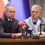 07.10.20204. Kielce. Konferencja inspektorów nadzoru budowlanego z regionu świętokrzyskiego. Na zdjęciu (od lewej): Jacek Nowak - powiatowy inspektor nadzoru budowlanego z powiatu jędrzejowskiego i Wojciech Hinc - powiatowy inspektor nadzoru budowlanego z powiatu kieleckiego / Fot. Wiktor Taszłow - Radio Kielce