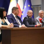 07.10.20204. Kielce. Konferencja inspektorów nadzoru budowlanego z regionu świętokrzyskiego. Na zdjęciu (od lewej): Elżbieta Płaza - naczelnik Wydziału Orzecznictwa Administracyjnego Wojewódzkiego Inspektoratu Budownictwa w Kielcach, Michał Skotnicki - wicewojewoda świętokrzyski, Jacek Nowak - powiatowy inspektor nadzoru budowlanego z powiatu jędrzejowskiego i Wojciech Hinc - powiatowy inspektor nadzoru budowlanego z powiatu kieleckiego / Fot. Wiktor Taszłow - Radio Kielce