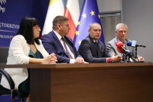 07.10.20204. Kielce. Konferencja inspektorów nadzoru budowlanego z regionu świętokrzyskiego. Na zdjęciu (od lewej): Elżbieta Płaza - naczelnik Wydziału Orzecznictwa Administracyjnego Wojewódzkiego Inspektoratu Budownictwa w Kielcach, Michał Skotnicki - wicewojewoda świętokrzyski, Jacek Nowak - powiatowy inspektor nadzoru budowlanego z powiatu jędrzejowskiego i Wojciech Hinc - powiatowy inspektor nadzoru budowlanego z powiatu kieleckiego / Fot. Wiktor Taszłow - Radio Kielce