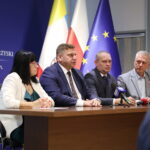 07.10.20204. Kielce. Konferencja inspektorów nadzoru budowlanego z regionu świętokrzyskiego. Na zdjęciu (od lewej): Elżbieta Płaza - naczelnik Wydziału Orzecznictwa Administracyjnego Wojewódzkiego Inspektoratu Budownictwa w Kielcach, Michał Skotnicki - wicewojewoda świętokrzyski, Jacek Nowak - powiatowy inspektor nadzoru budowlanego z powiatu jędrzejowskiego i Wojciech Hinc - powiatowy inspektor nadzoru budowlanego z powiatu kieleckiego / Fot. Wiktor Taszłow - Radio Kielce