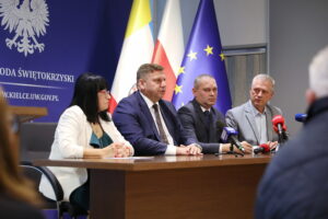 07.10.20204. Kielce. Konferencja inspektorów nadzoru budowlanego z regionu świętokrzyskiego. Na zdjęciu (od lewej): Elżbieta Płaza - naczelnik Wydziału Orzecznictwa Administracyjnego Wojewódzkiego Inspektoratu Budownictwa w Kielcach, Michał Skotnicki - wicewojewoda świętokrzyski, Jacek Nowak - powiatowy inspektor nadzoru budowlanego z powiatu jędrzejowskiego i Wojciech Hinc - powiatowy inspektor nadzoru budowlanego z powiatu kieleckiego / Fot. Wiktor Taszłow - Radio Kielce