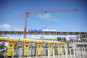 21.10.2024. Kielce. Remont dachu Stadionu Miejskiego przy ulicy Ściegiennego / Fot. Wiktor Taszłow - Radio Kielce