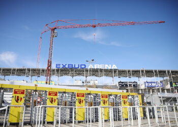 21.10.2024. Kielce. Remont dachu Stadionu Miejskiego przy ulicy Ściegiennego / Fot. Wiktor Taszłow - Radio Kielce