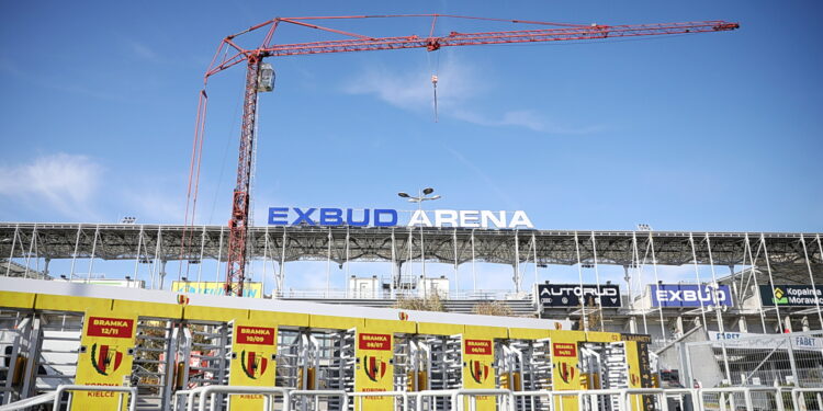 21.10.2024. Kielce. Remont dachu Stadionu Miejskiego przy ulicy Ściegiennego / Fot. Wiktor Taszłow - Radio Kielce