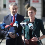21.10.2024. Miasto Kielce nawiązało współpracę z Ministerstwem Cyfryzacji, podpisując list intencyjny w sprawie udostępniania otwartych danych. Na zdjęciu: Krzysztof Gawkowski, wicepremier oraz minister cyfryzacji i Agata Wojda, prezydent Kielc / Fot. Wiktor Taszłow – Radio Kielce