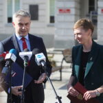 21.10.2024. Miasto Kielce nawiązało współpracę z Ministerstwem Cyfryzacji, podpisując list intencyjny w sprawie udostępniania otwartych danych. Na zdjęciu: Krzysztof Gawkowski, wicepremier oraz minister cyfryzacji i Agata Wojda, prezydent Kielc / Fot. Wiktor Taszłow – Radio Kielce