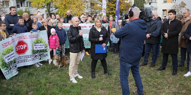 23.10.2024. Kielce. Osiedle Pod Dalnią. Program „Interwencja” / Fot. Wiktor Taszłow - Radio Kielce