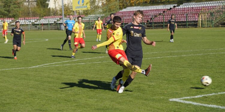 19.10.2024. Kielce. Piłka nożna III liga. Mecz Korona II Kielce - Chełmianka Chełm / Fot. Adrian Karwat - Radio Kielce