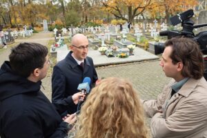 31.10.2024. Kielce. Cmentarz partyzancki. Briefing prasowy naczelnika Delegatury IPN w Kielcach dr Roberta Piwki / Fot. Radosław Majkowski