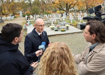 31.10.2024. Kielce. Cmentarz partyzancki. Briefing prasowy naczelnika Delegatury IPN w Kielcach dr Roberta Piwki / Fot. Radosław Majkowski