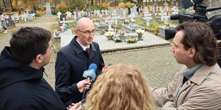 31.10.2024. Kielce. Cmentarz partyzancki. Briefing prasowy naczelnika Delegatury IPN w Kielcach dr Roberta Piwki / Fot. Radosław Majkowski