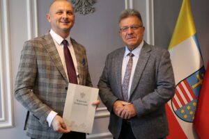 23.10.2024. Kielce. Wojewoda Józef Bryk powołał konsultantów wojewódzkich w dziedzinie ochrony zdrowia. Na zdjęciu: Grzegorz Hajduk i Józef Bryk/ Fot. Świętokrzyski Urząd Wojewódzki w Kielcach - Facebook