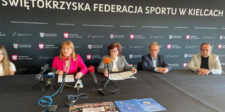 25.10.2024. Kielce. Konferencja prasowa przed IV Olimpiadą Świętokrzyską. Na zdjęciu (od lewej): Anita Koniusz - członek Zarządu Województwa, Marta Orłowska - wiceprezes Świętokrzyskiej Federacji Sportu, Sławomir Kołodziej - dyrektor biura Świętokrzyskiej Federacji Sportu i Piotr Kisiel - Dyrektor Departamentu Edukacji, Sportu, Turystyki i Spraw Zagranicznych Urzędu Marszałkowskiego Województwa Świętokrzyskiego / Fot. Kamil Król - Radio Kielce