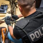 Tysiące sztuk amunicji, nielegalna broń, a nawet kły z kości słoniowej. Sześciu mężczyzn z zarzutami