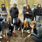 25.10.2024. Starachowice. Sadzenie cebulek żonkili w ramach Dni Pamięci / Fot. Anna Głąb - Radio Kielce