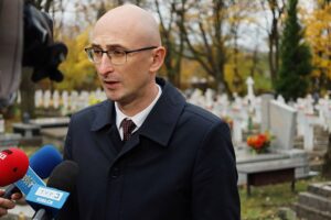 31.10.2024. Kielce. Cmentarz partyzancki. Briefing prasowy naczelnika Delegatury IPN w Kielcach dr Roberta Piwki. Na zdjęciu: dr Robert Piwko / Fot. Radosław Majkowski