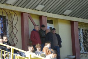 19.10.2024. Kielce. Piłka nożna III liga. Mecz Korona II Kielce - Chełmianka Chełm. Na zdjęciu (od lewej): Jacek Zieliński, trener Korony Kielce / Fot. Adrian Karwat - Radio Kielce