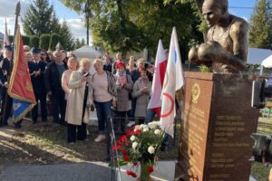 11.10.2024. Piasek Wielki. Odsłonięcie pomnika Józefa Grudnia / Fot. Kamil Król - Radio Kielce