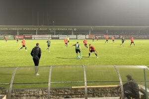 Fajerwerki na trybunach, emocje na boisku. Derby na remis