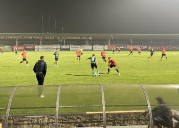 Fajerwerki na trybunach, emocje na boisku. Derby na remis