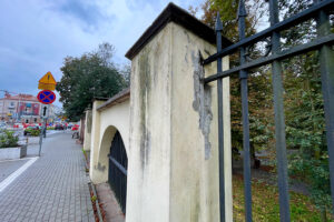 07.10.2024. Kielce. Mur okalający kielecki park miejski im. Stanisława Staszica / Fot. Wiktor Taszłow – Radio Kielce