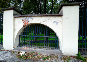 07.10.2024. Kielce. Mur okalający kielecki park miejski im. Stanisława Staszica / Fot. Wiktor Taszłow – Radio Kielce