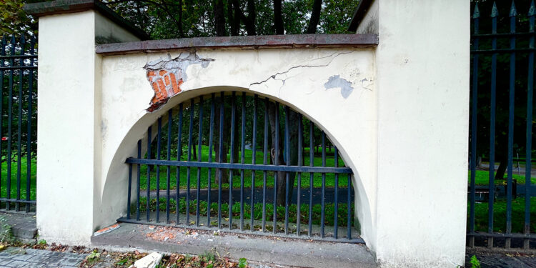 07.10.2024. Kielce. Mur okalający kielecki park miejski im. Stanisława Staszica / Fot. Wiktor Taszłow – Radio Kielce