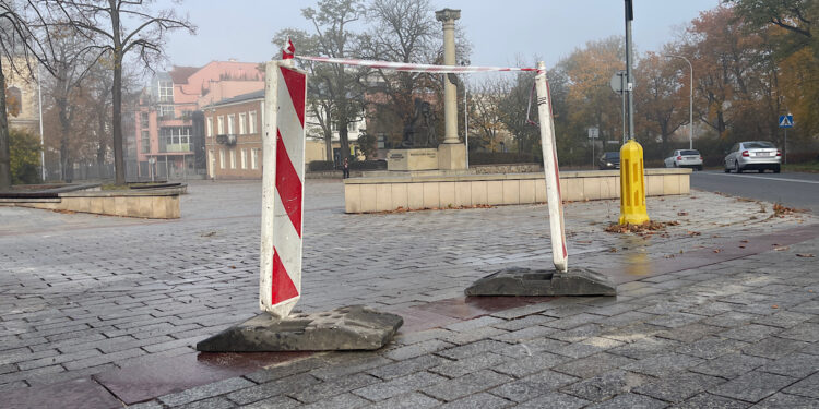 24.10.2024 Kielce. Płyty na placu Moniuszki do wymiany / Fot. Wiktor Taszłow - Radio Kielce