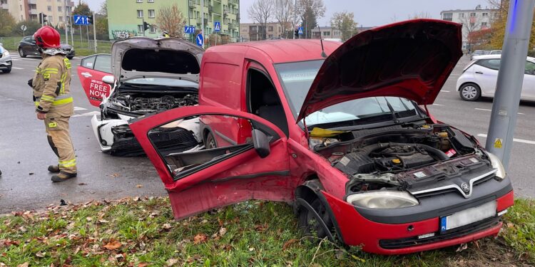 Zderzenie dwóch aut na ulicy Grunwaldzkiej. Jedna osoba ranna