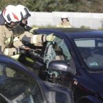 Strażacy ratują przygniecionego przez auto