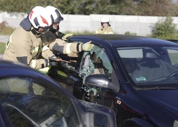 Strażacy ratują przygniecionego przez auto