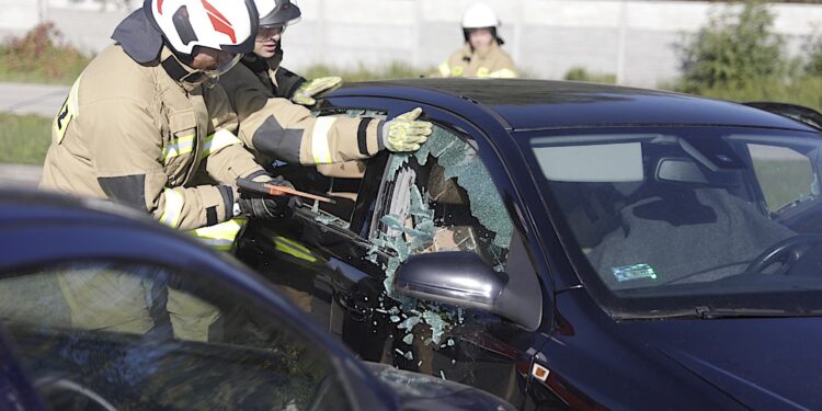 Strażacy ratują przygniecionego przez auto