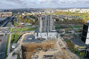 23.10.2024. Kielce. Kompleks trzech wieżowców Sky Trust przy skrzyżowaniu al. Solidarności i ul. Świętokrzyskiej / Fot. Jarosław Kubalski - Radio Kielce