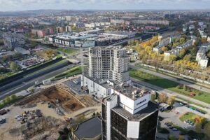 23.10.2024. Kielce. Kompleks trzech wieżowców Sky Trust przy skrzyżowaniu al. Solidarności i ul. Świętokrzyskiej / Fot. Jarosław Kubalski - Radio Kielce