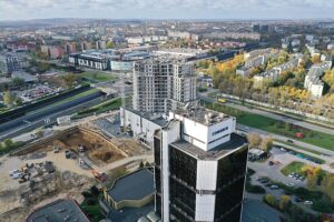 23.10.2024. Kielce. Kompleks trzech wieżowców Sky Trust przy skrzyżowaniu al. Solidarności i ul. Świętokrzyskiej / Fot. Jarosław Kubalski - Radio Kielce