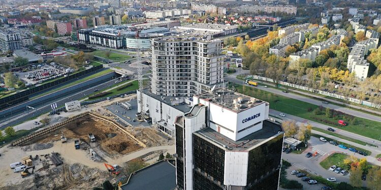 23.10.2024. Kielce. Kompleks trzech wieżowców Sky Trust przy skrzyżowaniu al. Solidarności i ul. Świętokrzyskiej / Fot. Jarosław Kubalski - Radio Kielce