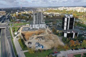 23.10.2024. Kielce. Kompleks trzech wieżowców Sky Trust przy skrzyżowaniu al. Solidarności i ul. Świętokrzyskiej / Fot. Jarosław Kubalski - Radio Kielce