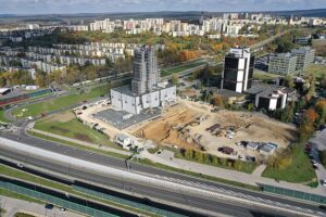 23.10.2024. Kielce. Kompleks trzech wieżowców Sky Trust przy skrzyżowaniu al. Solidarności i ul. Świętokrzyskiej / Fot. Jarosław Kubalski - Radio Kielce