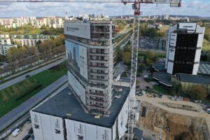 23.10.2024. Kielce. Kompleks trzech wieżowców Sky Trust przy skrzyżowaniu al. Solidarności i ul. Świętokrzyskiej / Fot. Jarosław Kubalski - Radio Kielce