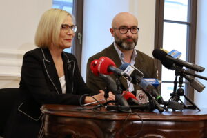 30.10.2024. Kielce. Briefing prasowy w Teatrze im. Stefana Żeromskiego w Kielcach. Na zdjęciu (od lewej): Renata Janik - marszałek województwa świętokrzyskiego i Michał Kotański - dyrektor Teatru im. Stefana Żeromskiego w Kielcach / Fot. Radosław Majkowski - Radio Kielce