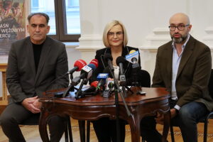 30.10.2024. Kielce. Briefing prasowy w Teatrze im. Stefana Żeromskiego w Kielcach. Na zdjęciu (od lewej): Janusz Knap - dyrektor departamentu kultury urzędu marszałkowskiego, Renata Janik - marszałek województwa świętokrzyskiego i Michał Kotański - dyrektor Teatru im. Stefana Żeromskiego w Kielcach / Fot. Radosław Majkowski - Radio Kielce