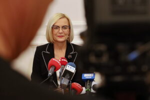 30.10.2024. Kielce. Briefing prasowy w Teatrze im. Stefana Żeromskiego w Kielcach. Na zdjęciu: Renata Janik - marszałek województwa świętokrzyskiego / Fot. Radosław Majkowski - Radio Kielce