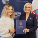 08.10.2024. Kielce. Podpisanie umowy pomiędzy Darią Pikulik, a Renatą Janik na promowanie województwa świętokrzyskiego. / Fot. swietokrzyskie.pro