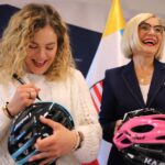 08.10.2024. Kielce. Podpisanie umowy pomiędzy Darią Pikulik, a Renatą Janik na promowanie województwa świętokrzyskiego. / Fot. swietokrzyskie.pro