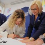 08.10.2024. Kielce. Podpisanie umowy pomiędzy Darią Pikulik, a Renatą Janik na promowanie województwa świętokrzyskiego. / Fot. swietokrzyskie.pro